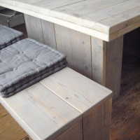 tafel 2 vierkant met bank in grey-wash