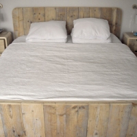 nachtkastje_en_bed_.jpg